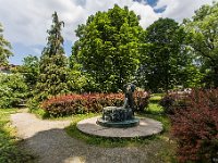 Rokov perivoj, Elegija  U samom središtu Rokova perivoja nalazi se Zdenac Elegija, koja je do 1941. godine bila pohranjena u Modernoj galeriji. U periodu od 1941. do 1994. godine, nalazila se u dvorištu gliptoteke HAZU, a 1994. godine je postavljena na današnju lokaciju u Rokov perivoj. Autor Zdenca Elegija je Robert Frangeš Mihanović, koji je ovo djelo dao na poklon gradu u zamjenu za ustupljeni dio gradilišta na Rokovom perivoju za izgradnju vile. Skulptura uz fontanu pokazuje golo žensko tijelo koje stoji nad reljefom koji prikazuje prizore iz 'Raja', 'Čistilišta' i 'Pakla' Dantea Alighierija.